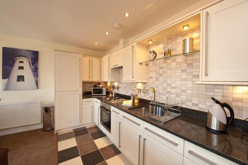 Harbourside Apartments - image 7