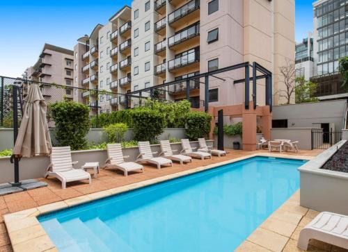 Kings Park Oasis with private courtyard, pool, free secure allocated parking and gym
