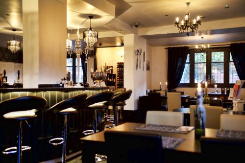 ผับ/เลาจน์, Spire View at THE GALLEON RESTAURANT in เชสเตอร์ไฟล์