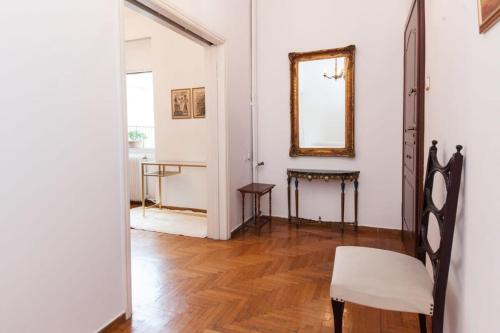 Stay in Style Central Retro Apt near Acropolis - image 4