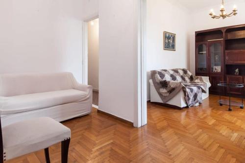 Stay in Style Central Retro Apt near Acropolis - image 9