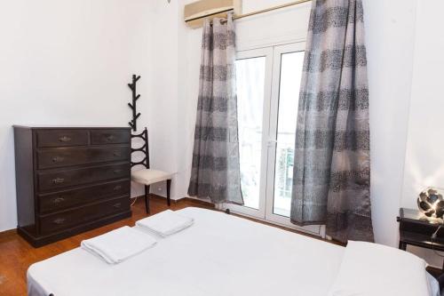 Stay in Style Central Retro Apt near Acropolis - image 11