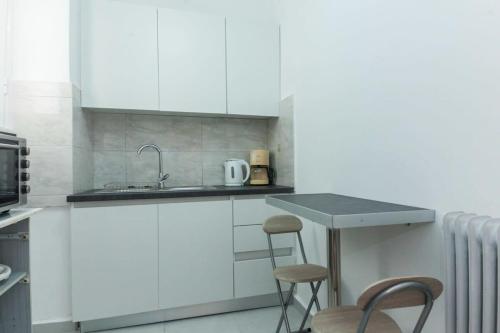 Stay in Style Central Retro Apt near Acropolis - image 14