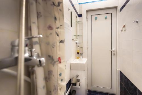 Quadruple Room image 8