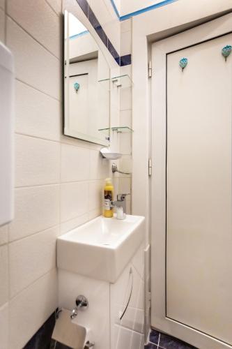 Quadruple Room image 9