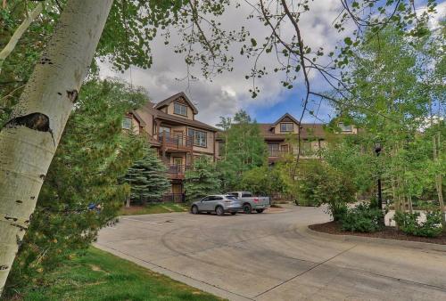 Corral Hideaway Steps from Downtown image