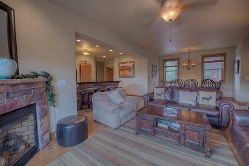 Spacious 4BR with Hot Tub Near BreckConnect Gondola, Breckenridge (photo 6)