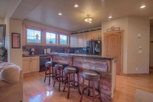 Spacious 4BR with Hot Tub Near BreckConnect Gondola, Breckenridge (photo 7)