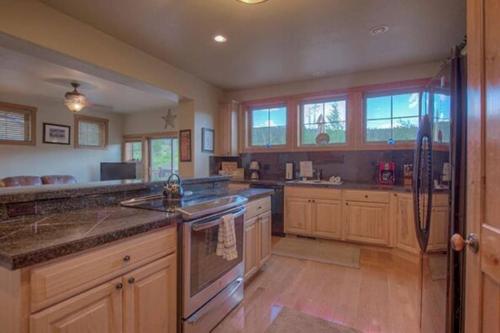 Spacious 4BR with Hot Tub Near BreckConnect Gondola, Breckenridge (photo 8)
