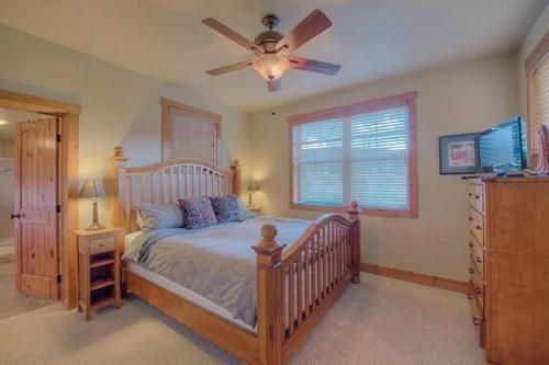 Spacious 4BR with Hot Tub Near BreckConnect Gondola, Breckenridge (photo 5)