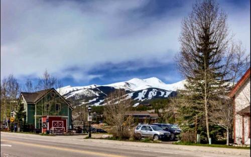French Street Retreat Walk Everywhere in Breckenridge (CO)