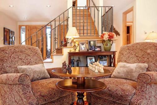 Lazy Fox Lodge in National Forest View in Breckenridge, USA