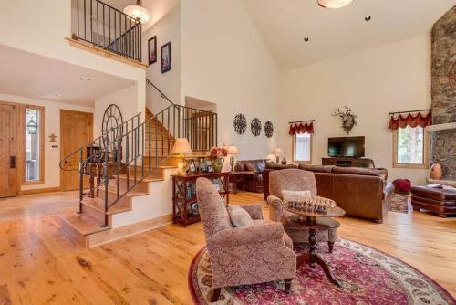 Lazy Fox Lodge in National Forest View in Breckenridge, USA