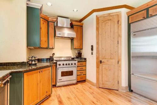 Lazy Fox Lodge in National Forest View in Breckenridge, USA