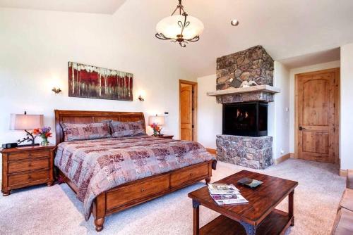 Lazy Fox Lodge in National Forest View in Breckenridge, USA