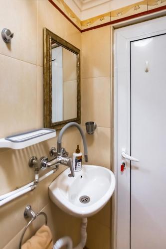Budget Double Room image 3