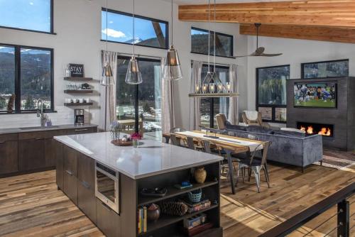 Modern 3BR Chalet with Hot Tub and Mt Quandary Views in Blue River