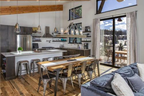 Modern 3BR Chalet with Hot Tub and Mt Quandary Views in Blue River
