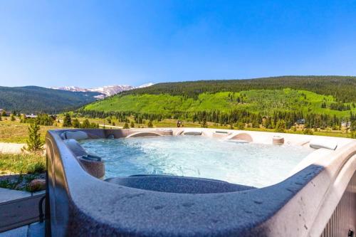 Modern 3BR Chalet with Hot Tub and Mt Quandary Views in Blue River