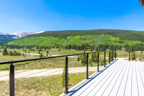 Modern 3BR Chalet with Hot Tub and Mt Quandary Views in Blue River