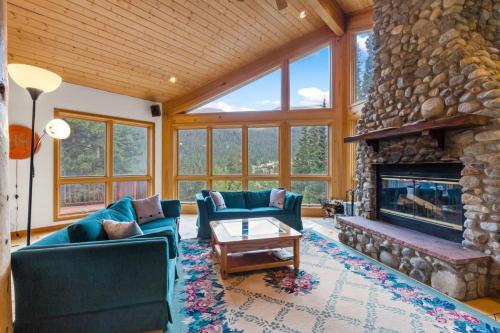 3 BDR Secluded Retreat Stunning Mountain Views