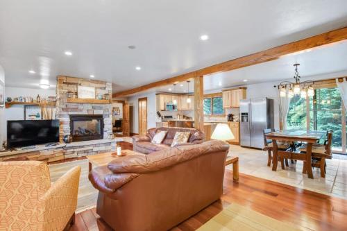 Relaxing 3 BDR Escape Unbeatable River View in Breckenridge, USA