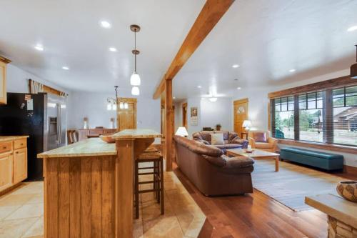 Relaxing 3 BDR Escape Unbeatable River View in Breckenridge, USA