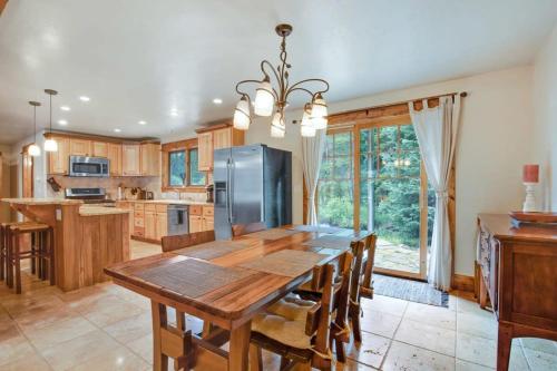 Relaxing 3 BDR Escape Unbeatable River View in Breckenridge, USA