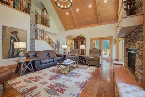 Luxurious 6BDR Getaway with Hot Tub and Mountain Views