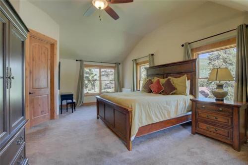 Luxurious 6BDR Getaway with Hot Tub and Mountain Views