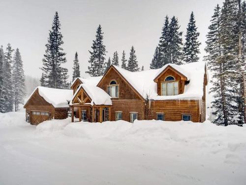 Luxurious 6BDR Getaway with Hot Tub and Mountain Views