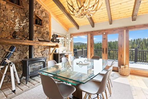 3 BDR Retreat with Stunning Mountain and Forest Views