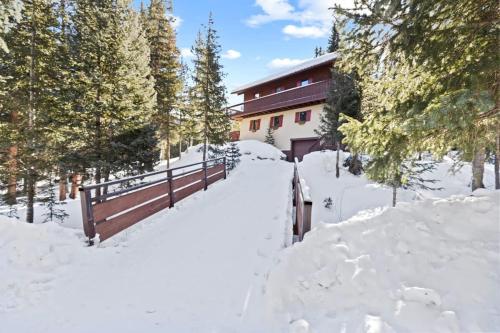 Charming 2BR Mountain Getaway Near Hiking Trails in Blue River, USA
