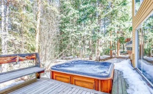 Stunning 3 BDR Retreat with Private Hot Tub and Sauna in Breckenridge, USA