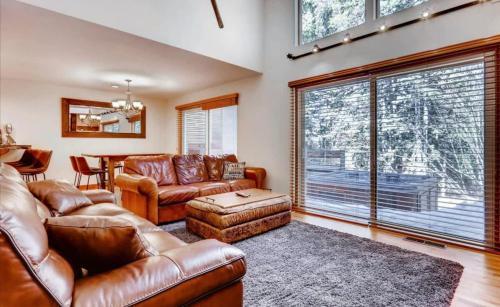 Stunning 3 BDR Retreat with Private Hot Tub and Sauna in Breckenridge, USA