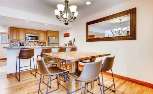 Stunning 3 BDR Retreat with Private Hot Tub and Sauna in Breckenridge, USA
