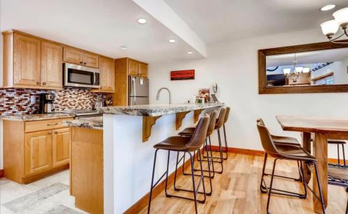 Stunning 3 BDR Retreat with Private Hot Tub and Sauna in Breckenridge, USA