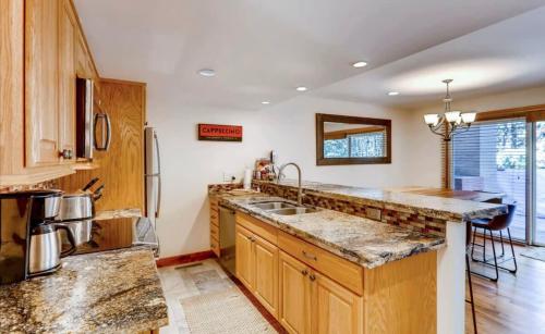Stunning 3 BDR Retreat with Private Hot Tub and Sauna in Breckenridge, USA