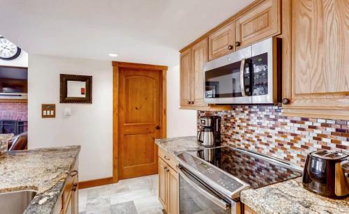 Stunning 3 BDR Retreat with Private Hot Tub and Sauna in Breckenridge, USA