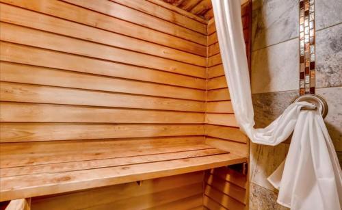 Stunning 3 BDR Retreat with Private Hot Tub and Sauna in Breckenridge, USA