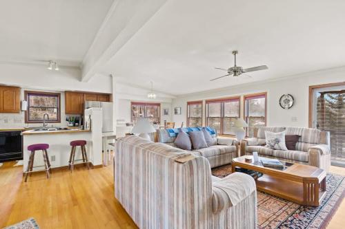 Homey 3BR Near Lake Dillon with Mountain Views in Dillon, USA