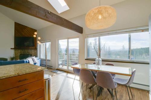 Top Floor Corner with Views 6 Ski Resorts Nearby in Silverthorne, USA
