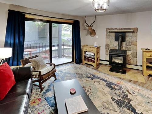 Stylish 2BR Home Near Skiing with Hot Tub Access in Breckenridge, USA