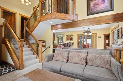 Charming 3BR with Hot Tub Walk to Town and Skiing - Breckenridge
