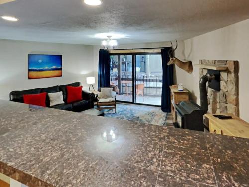 Stylish 2BR Home Near Skiing with Hot Tub Access in Breckenridge, USA