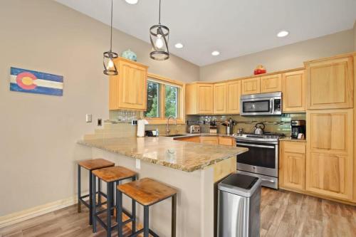 Lovely 3BR with Workspace Views Near Skiing Parks in Silverthorne, USA