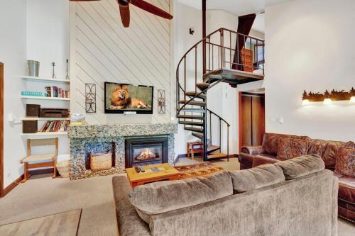 Cozy 2BR Keystone Condo with Pool Access in Keystone, USA