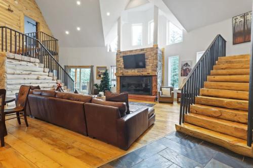 Spacious 7BR Lodge with Hot Tub Sauna and Mtn Views near McCullough Gulch Trailhead