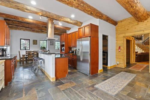 Spacious 7BR Lodge with Hot Tub Sauna and Mtn Views near McCullough Gulch Trailhead
