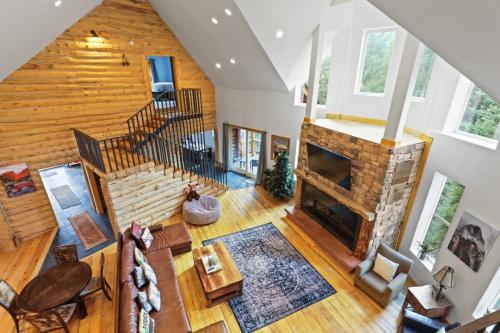 Spacious 7BR Lodge with Hot Tub Sauna and Mtn Views near McCullough Gulch Trailhead